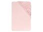Drap-housse rose avec bord élastique froncé.