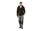 Homme en veste polaire à capuche noire et pantalon de travail gris.