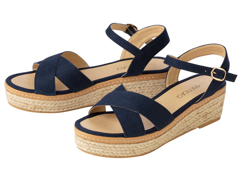 Deux paires d'espadrilles bleues avec boucle.