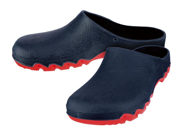 Deux paires de sabots bleus avec des semelles rouges