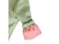 Un sweat-shirt vert avec une doublure en polaire rose aux manches.