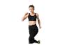 Femme en brassière de sport noire et legging noir courant