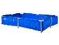 Piscine rectangulaire bleue avec structure de support blanche et bouches de drainage