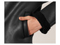 Gros plan sur une veste en cuir noir avec une doublure en polaire douce.