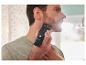 Un homme utilise un rasoir SilverCrest pour tailler sa barbe.