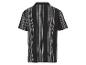 Chemise à manches courtes à rayures verticales noires et beiges.