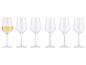 Six verres à vin, un rempli de vin blanc.