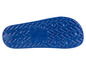 Semelle bleue d'une tong avec un motif en zigzag.