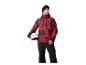 Homme en veste de ski rouge et noire, pantalon noir, tenant un casque blanc.