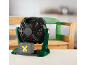 Ventilateur à batterie vert et noir avec batterie grise avec un X jaune, séchant une chaise en bois peinte en vert.