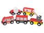 Train jouet en bois sur le thème des pompiers, avec wagons et barrière.
