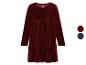 Une robe en velours rouge à manches longues avec une jupe plissée.