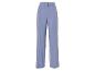 Un pantalon bleu clair à jambes droites.