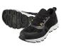 Deux baskets noires avec des semelles blanches.