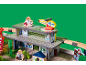 Ensemble de jeu en bois avec hôpital, hélicoptère, personnages et rails de train.