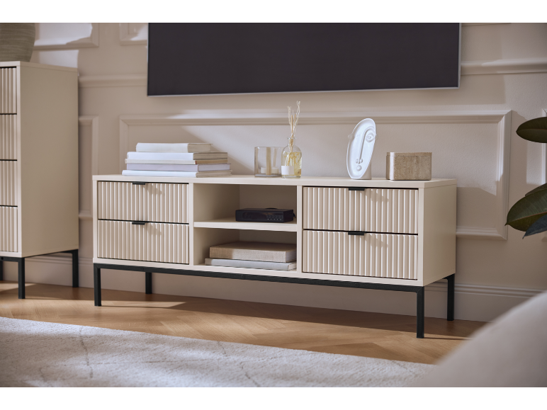 Meuble TV moderne beige avec façades cannelées dans un salon.
