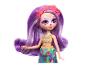 Poupée Enchantimals aux cheveux violets, maquillage facial et robe fleurie.