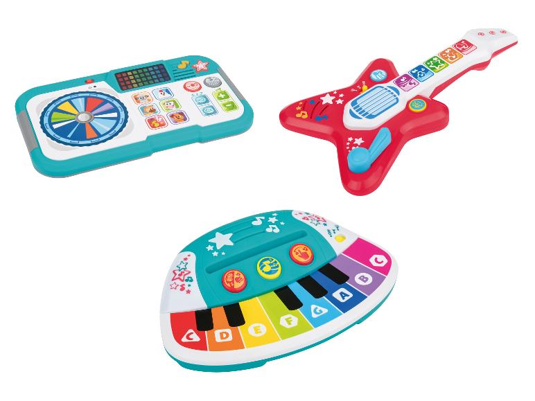 Trois jouets musicaux pour enfants : une console de DJ, une guitare et un clavier.