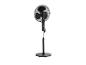 Ventilateur sur pied noir avec trois pales.