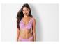 Une femme portant un soutien-gorge et une culotte rose.