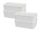 Quatre boîtes de rangement blanches empilées avec couvercles.