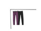 Deux leggings, l'un à imprimé zèbre et l'autre noir, sont suspendus à un portant.