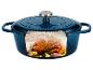 Cocotte bleue avec poulet rôti, ail et herbes, montrant l'intérieur en coupe.
