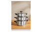 Trois casseroles empilées en acier inoxydable avec couvercles en verre.