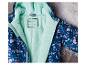 Une veste bleue à imprimé floral et doublée de vert