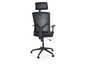 Un fauteuil de bureau noir avec un dossier en maille et un appui-tête.