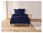 Une couette bleu foncé avec un motif subtil, sur un lit avec deux oreillers.