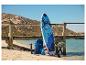 Paddle board Red Paddle Co, sac, pompe et pagaie sur une plage.