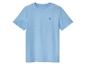 Un t-shirt bleu clair avec un petit bateau imprimé dessus.
