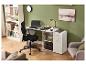 Bureau blanc avec chaise de bureau noire, étagère et fauteuil gris dans un bureau à domicile.