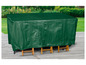 Housse de protection verte pour une table et des chaises de jardin.