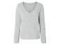 Un pull gris argenté à paillettes avec un col en V.