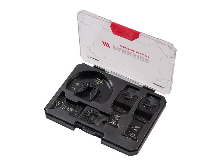 Un ensemble d'accessoires Parkside pour outil oscillant avec diverses lames et un patin de ponçage dans un étui transparent.