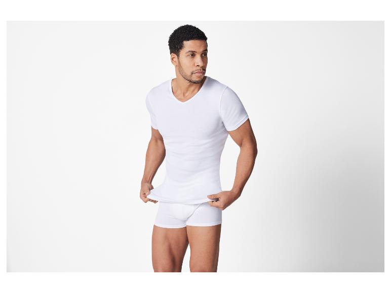 Homme portant un t-shirt et caleçon blancs.