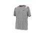 T-shirt de sport gris avec des rayures bleues, blanches et rouges sur les épaules.