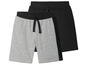 Deux paires de shorts pour garçons, l'un gris et l'autre noir.