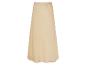 Une jupe en satin beige.