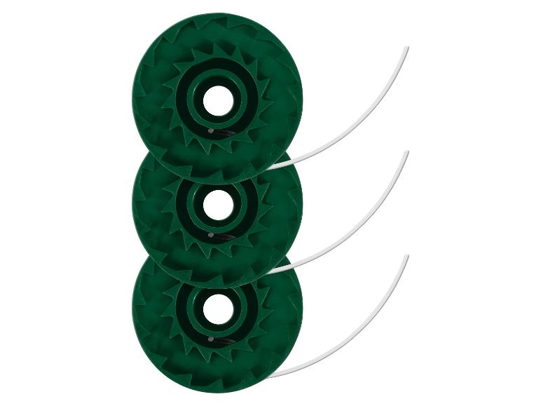 Trois bobines de fil de coupe-bordure vertes sur fond blanc.