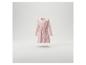 Robe rose à manches longues avec volants et une petite poche, flottant sur un fond blanc.