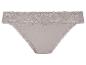 Un string gris avec de la dentelle.