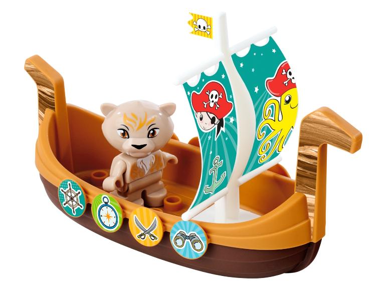 Un bateau pirate avec figurine animalière et décorations de pirates.