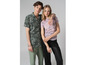 Un homme et une femme portant une chemise camouflage et un t-shirt à imprimé serpent.