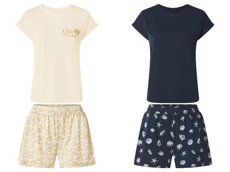 Deux ensembles de pyjama : un beige avec l'imprimé 'Sea la vie' et un bleu foncé à motifs de coquillages.