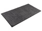 Un tapis gris foncé et moelleux.