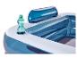 Piscine gonflable bleue avec porte-gobelet et accoudoir.