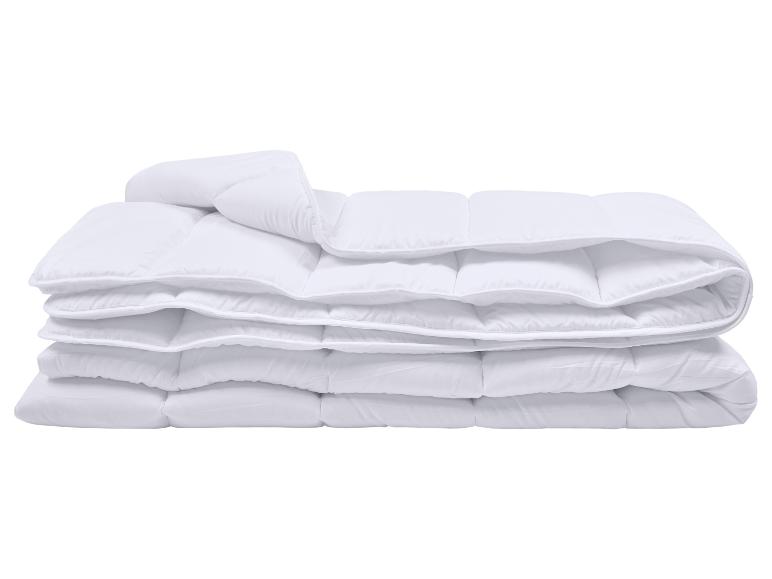 Couette blanche pliée